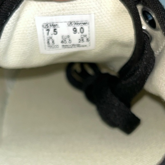 🆕 Vans Authentic Unisex Black Canvas Sneakers Size M7.5 W9.0 Casual Skate Shoes - Picture 8 of 9